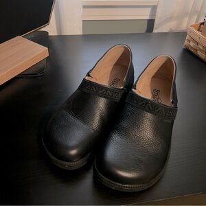 Like new Stegmann pebbled leather clogs